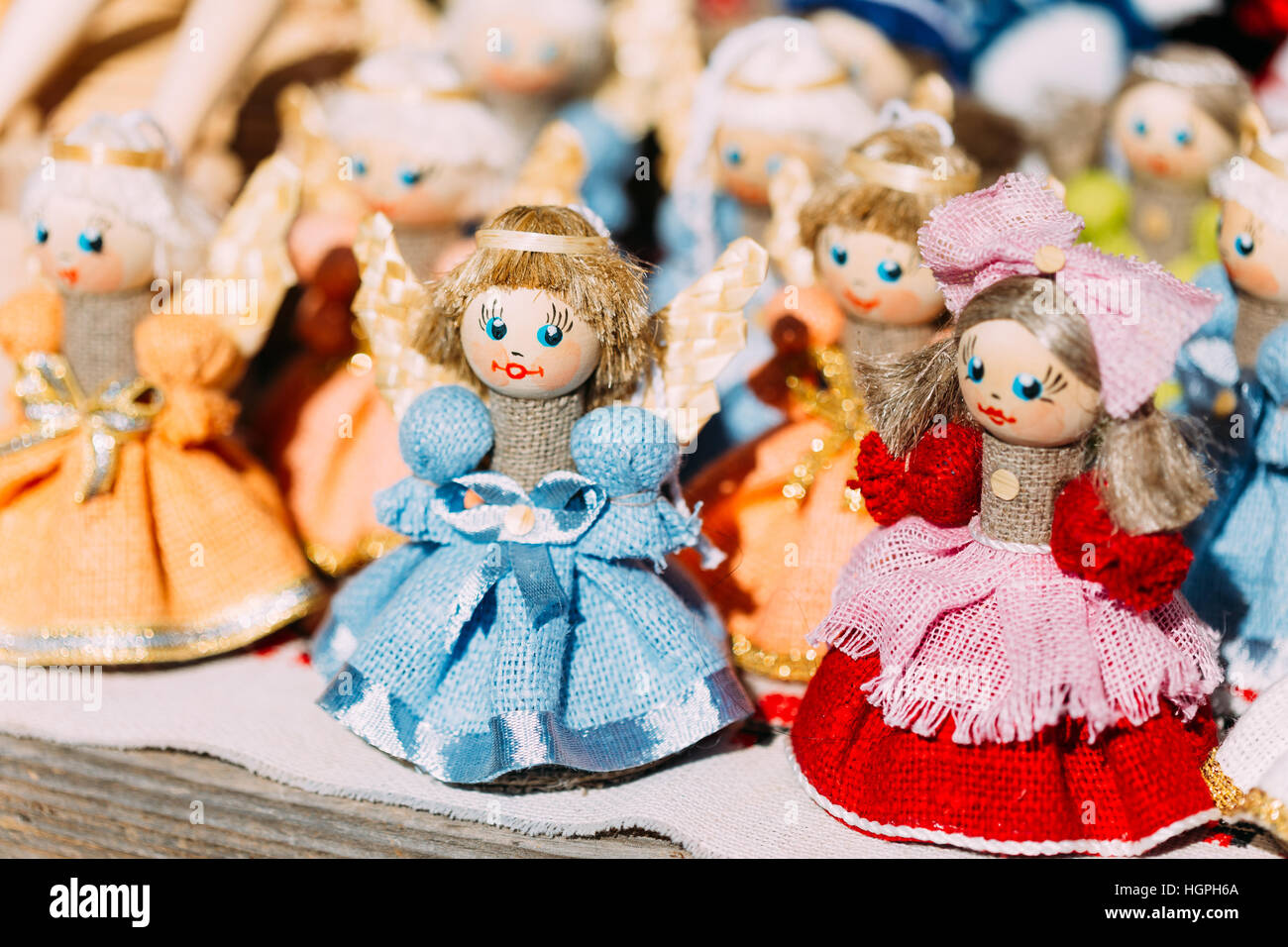 Colorato bielorusso bambole di paglia al mercato locale. Bambole di paglia sono i più popolari souvenir dalla Bielorussia e simbolo della cultura del paese Foto Stock