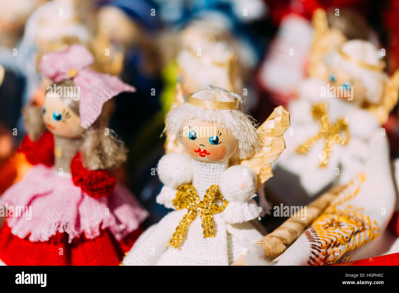 Colorato bielorusso bambole di paglia al mercato locale. Bambole di paglia sono i più popolari souvenir dalla Bielorussia e simbolo della cultura del paese Foto Stock