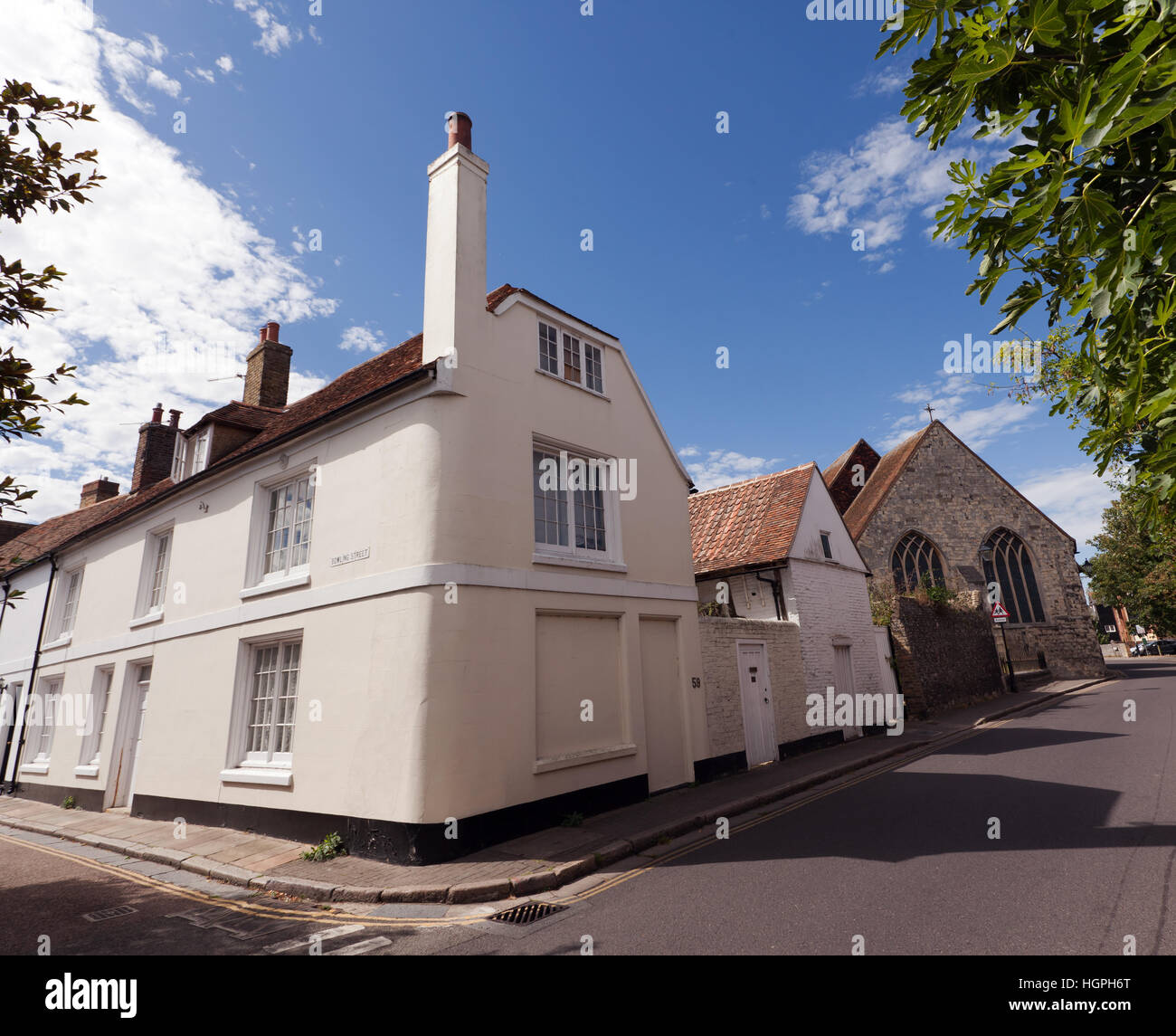 Vista Wide-Angle di Strand Street Sandwich al suo incrocio con Bowling Street. Foto Stock