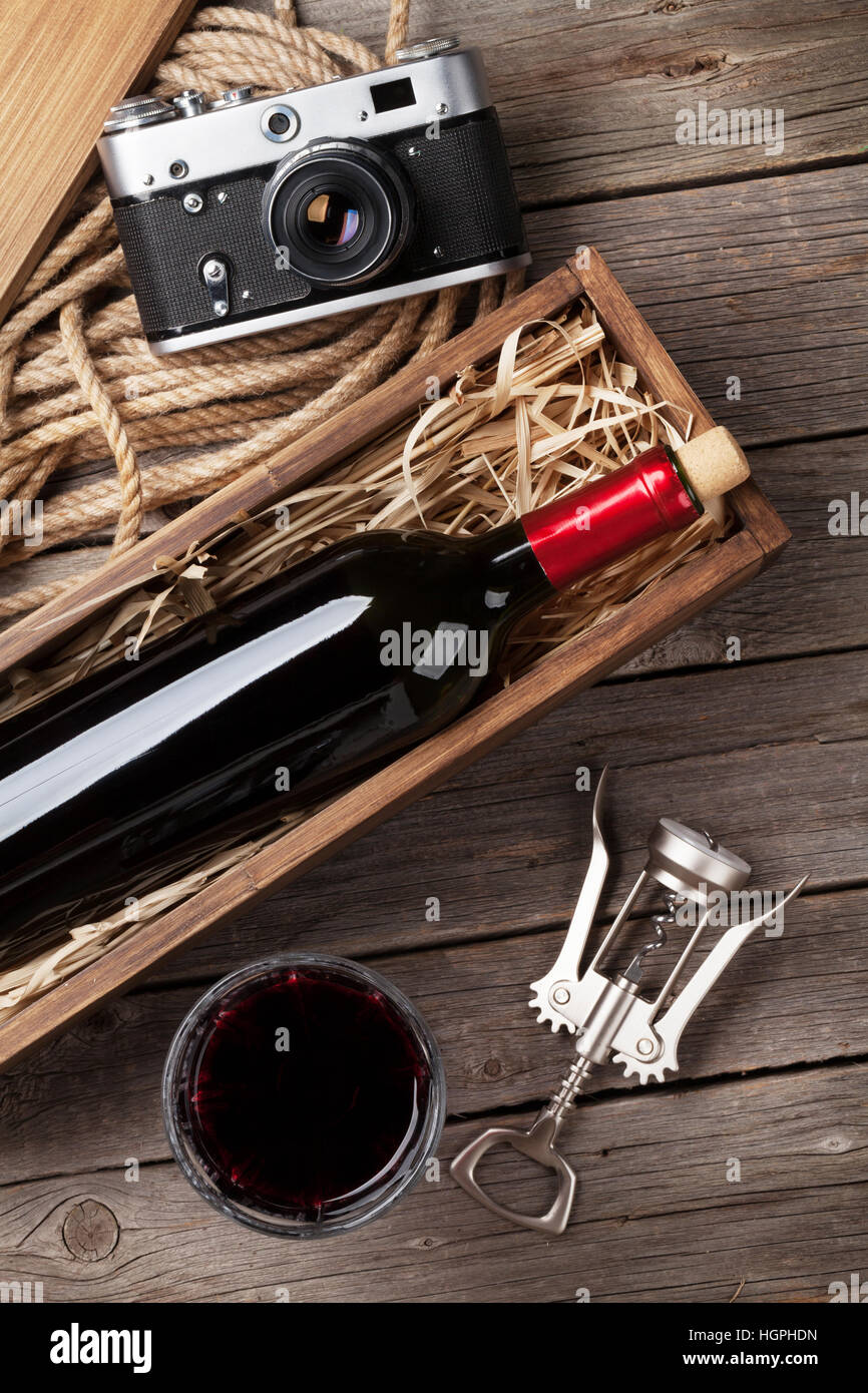 Rosso bottiglia di vino in scatola e vetro su un tavolo di legno. Vista superiore Foto Stock