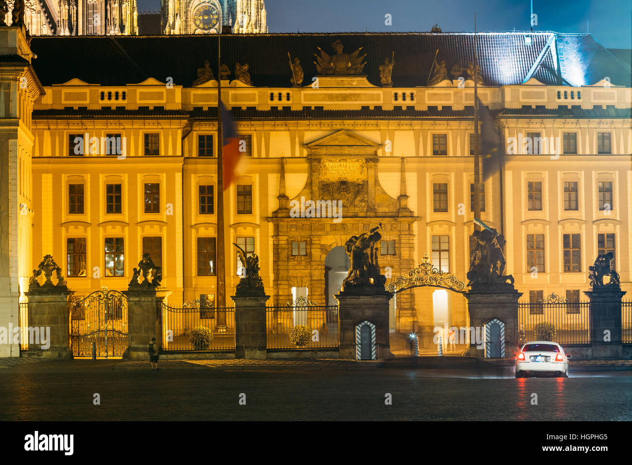 Vista notturna di ingresso al Castello di Praga. Il Castello di Praga è la residenza ufficiale e ufficio del Presidente della Repubblica ceca. Foto Stock