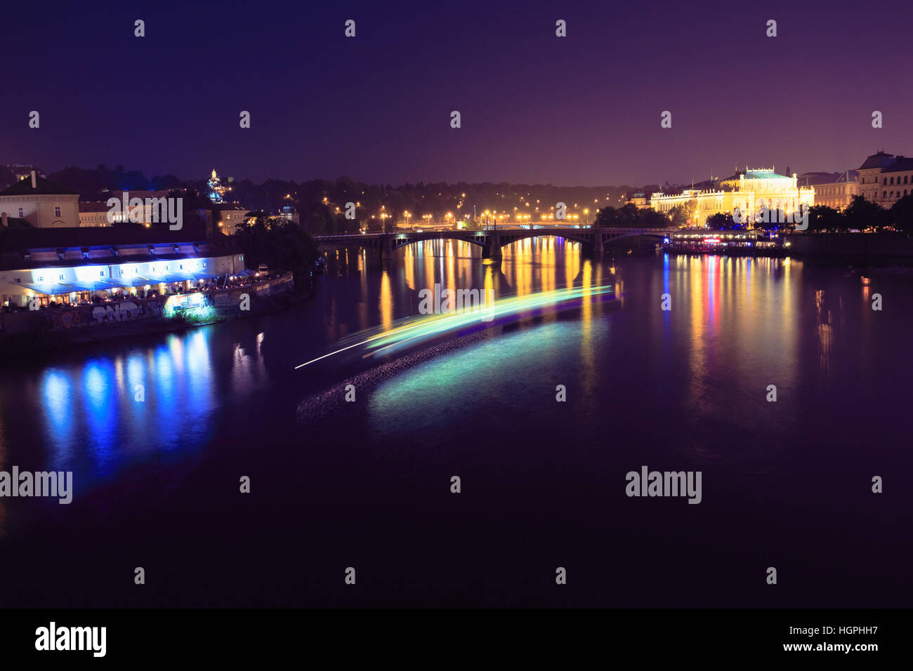 Panoramica di Praga di notte Cityscape, il fiume Moldava e Ponte Manes a Praga, Repubblica Ceca. Foto Stock