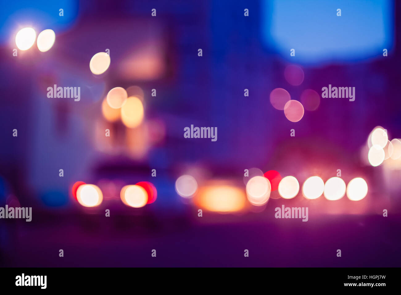 Incandescente notte le luci di strada su Unfocused Bokeh sfondo sfocato Foto Stock