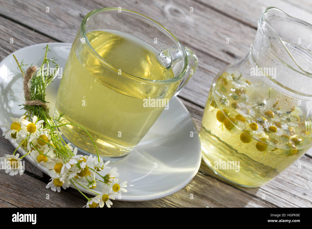 Kamillentee, Kamilletee, Kamillenblüten-Tee Kamilleblüten-Tee, Kamillen-Tee, Kamille-Tee, tee, Kräutertee, Heiltee. Echte Kamille, matricaria recutita Foto Stock