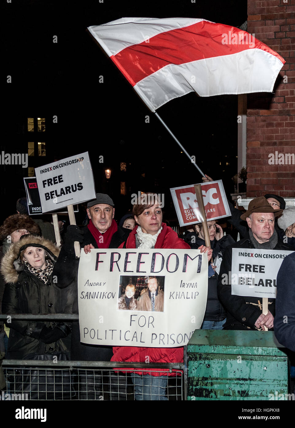 Irina Bogdanova, sorella di imprigionato candidato dell opposizione Andrei Sannikov, si unisce la libera Bielorussia ora protestare fuori dall Ambasciata bielorussa in Londra, Regno Unito Foto Stock