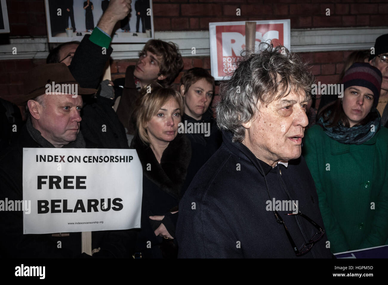 Tom Stoppard che, British scrittura e sceneggiatore si unisce la libera Bielorussia ora protestare fuori dall Ambasciata bielorussa in Londra, Regno Unito Foto Stock