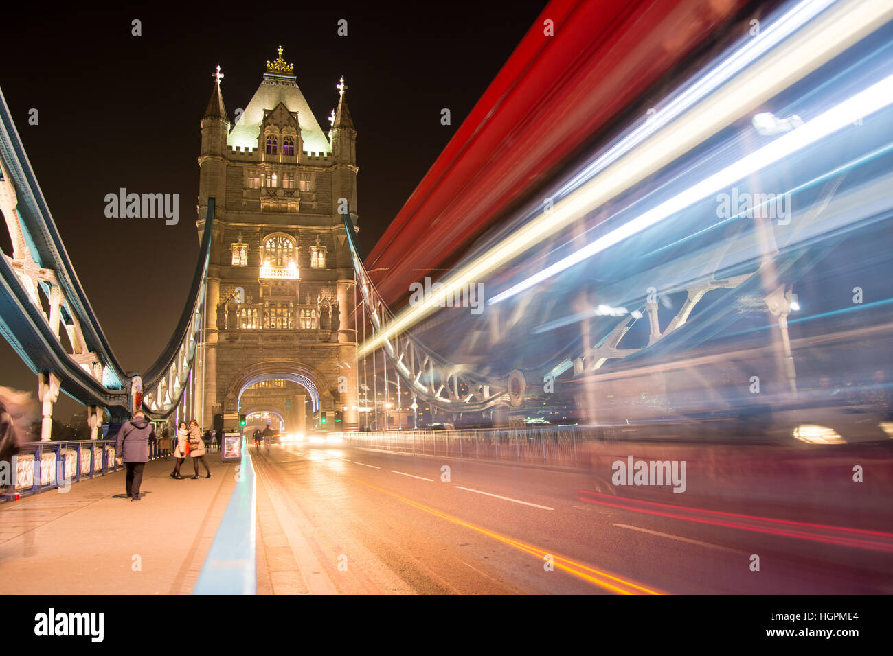 Red Bus londinese passando sopra il Tower Bridge di Londra, Gran Bretagna. Foto Stock