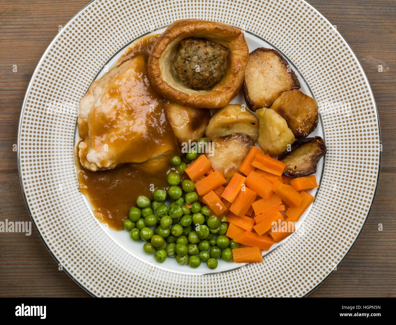 Tradizionale arrosto della domenica il pranzo o la cena del pollo arrosto con lo Yorkshire pudding e ripieno Foto Stock
