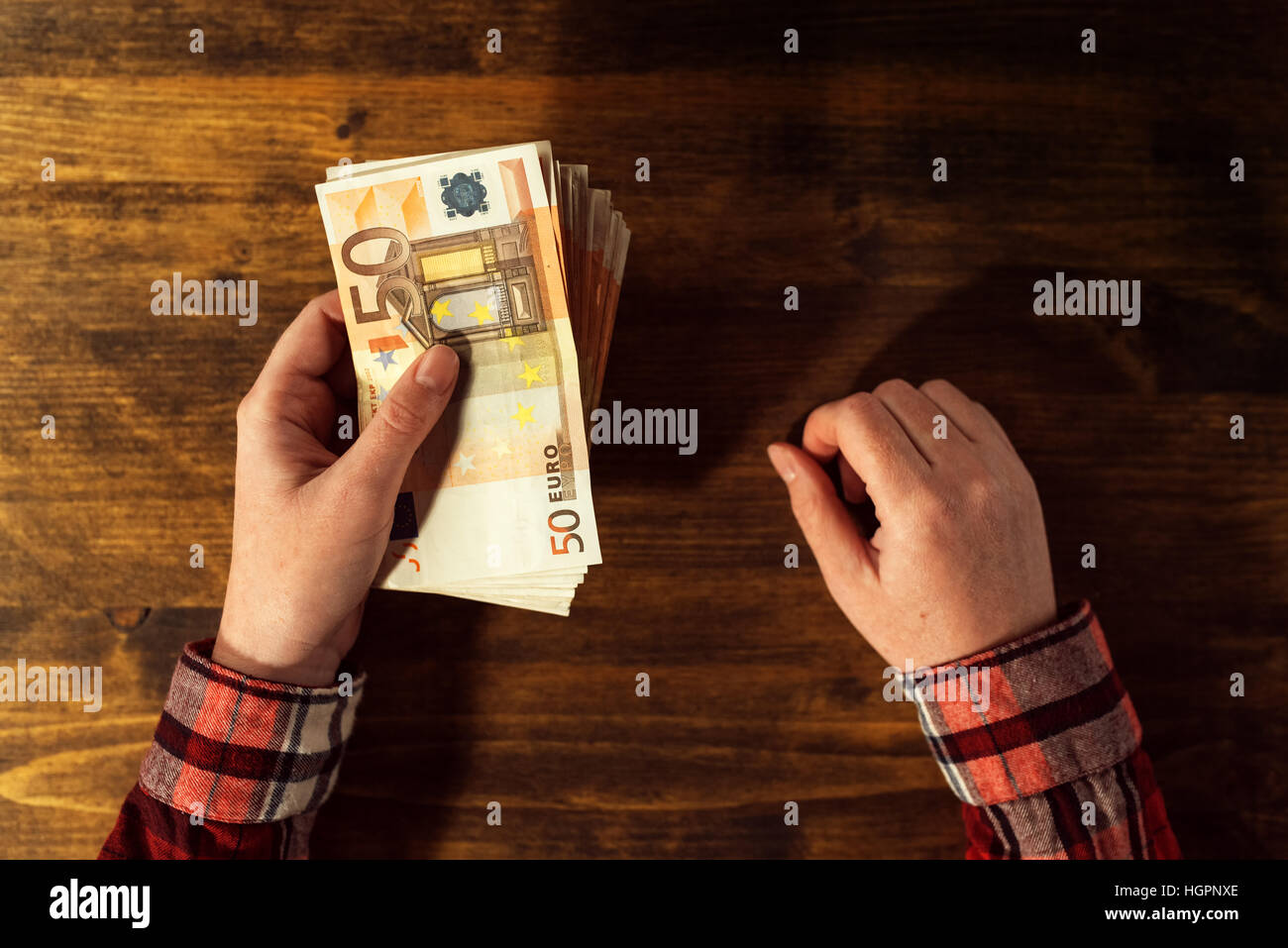 Donna offerta di prestito di denaro in valuta euro banconote, vista dall'alto di ufficio business desk Foto Stock
