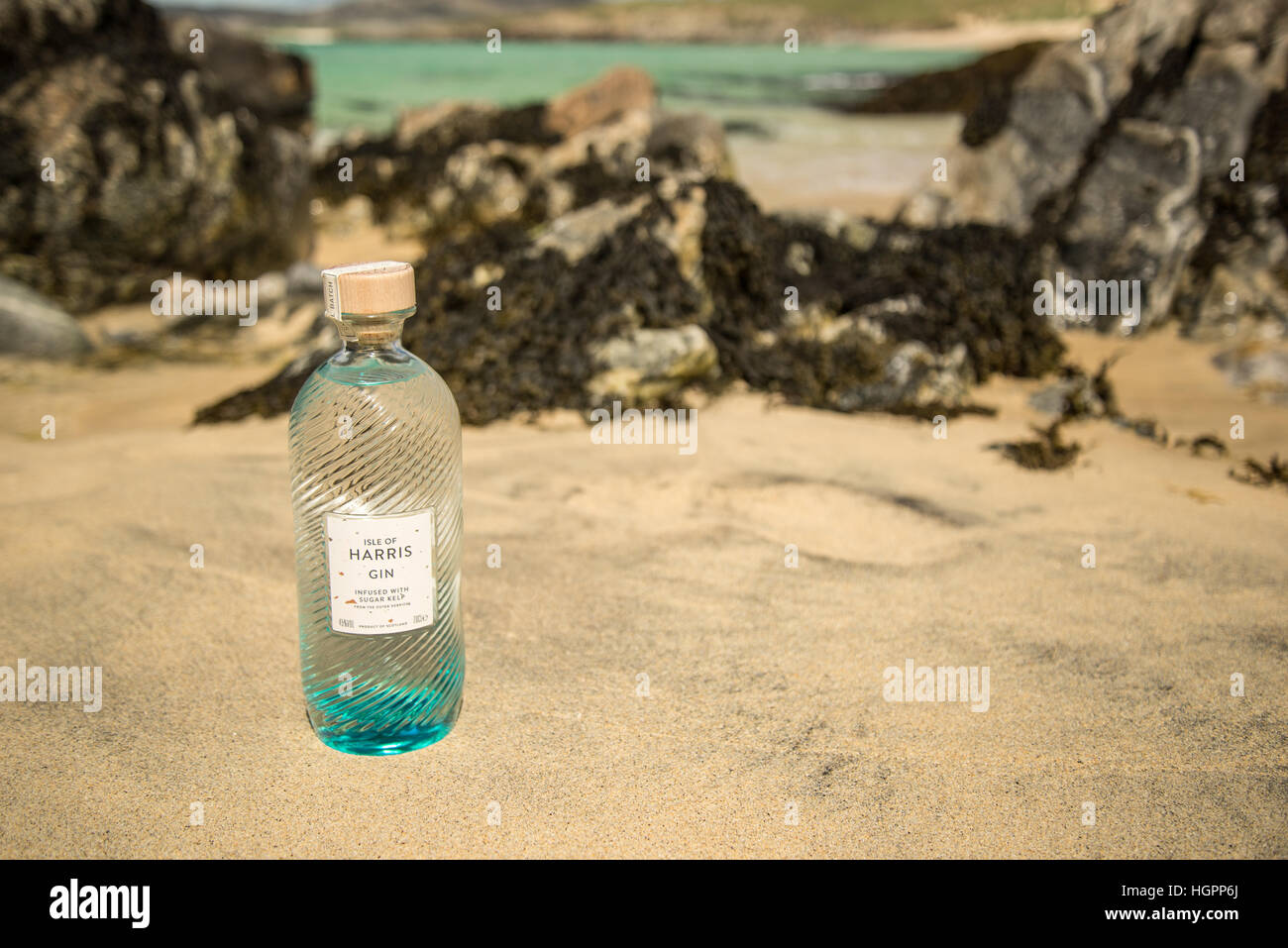 Bottiglia di Isle of Harris gin delle Ebridi sulla spiaggia di Traigh Iar, Isle of Harris, Ebridi Esterne, Scozia. Foto Stock