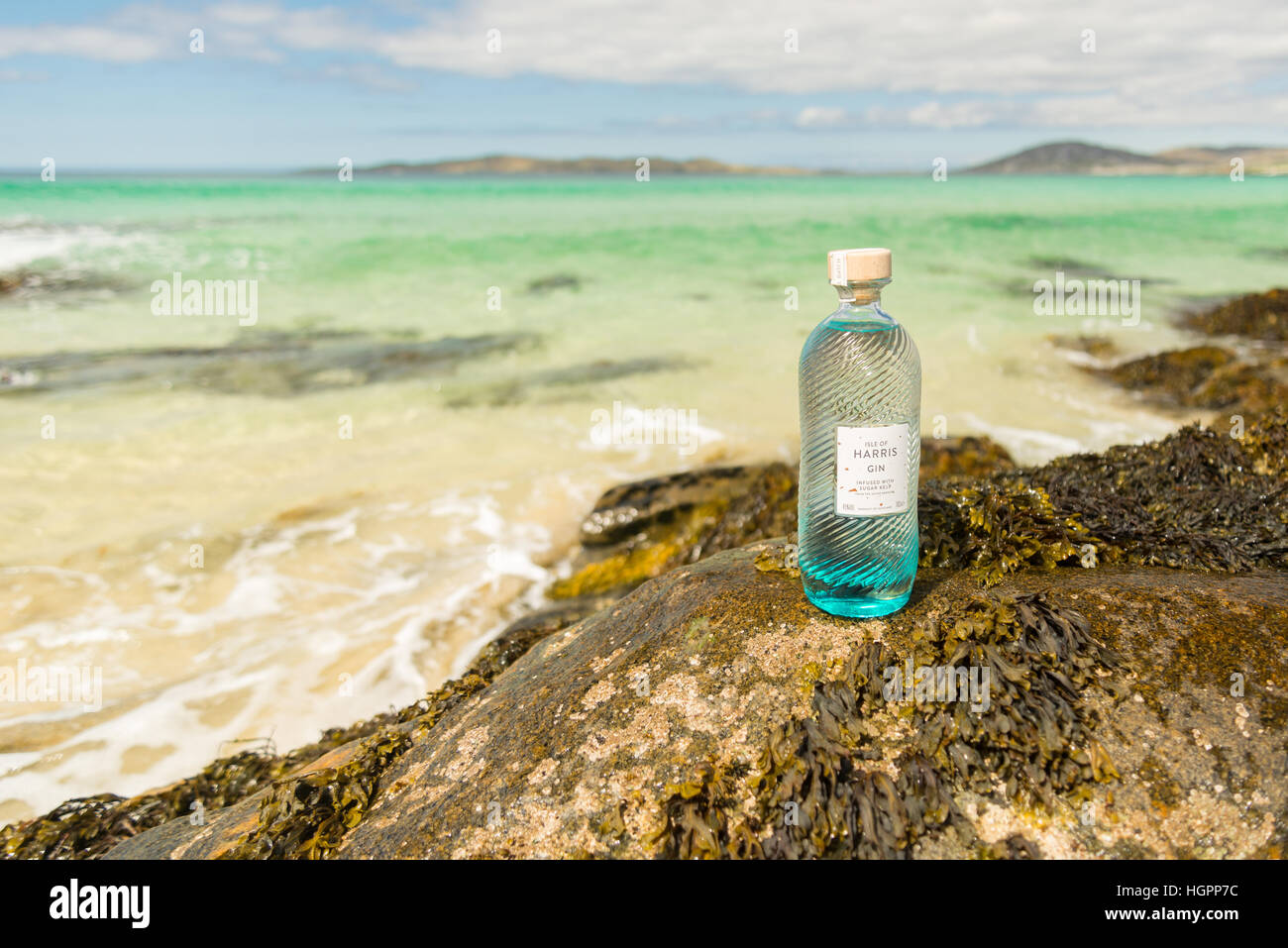 Bottiglia di Isle of Harris gin delle Ebridi sulla spiaggia di Traigh Iar, Isle of Harris, Ebridi Esterne, Scozia. Foto Stock