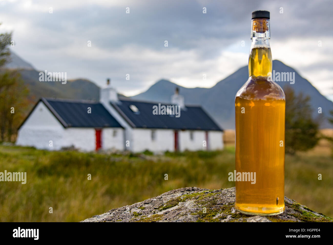 Bottiglia di scottish malt whisky da una tradizionale casa scozzese e West Highland wat su Rannoch Moor, Glencoe, Scozia. Foto Stock
