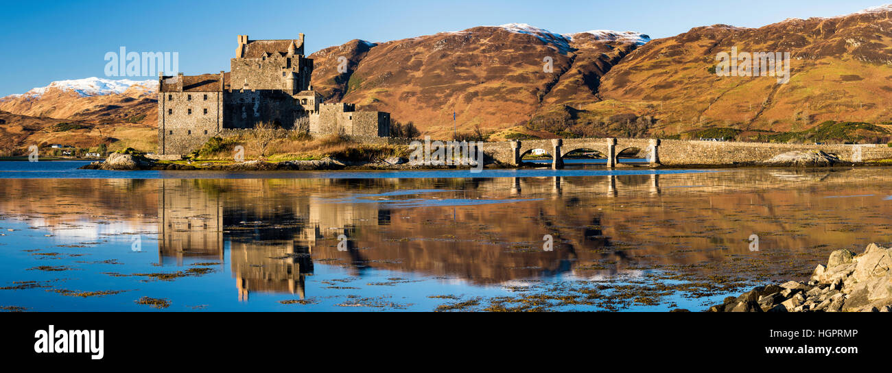 Panorama del Castello Eilean Donan in inverno, Scotland, Regno Unito Foto Stock