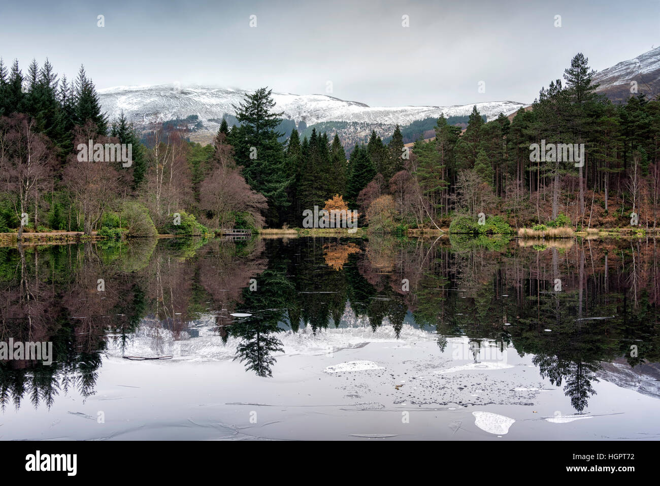 Glencoe Lochan ricoperto di ghiaccio specchio di produrre simili riflessioni, Scotland, Regno Unito Foto Stock
