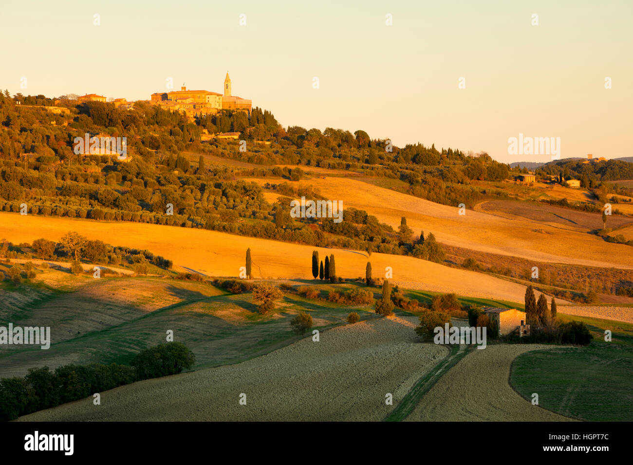 Nel tardo pomeriggio la luce solare sulla città di Pienza e il paesaggio della Val d'Orcia, Toscana, Italia Foto Stock Nel tardo pomeriggio la luce solare sulla città di Pienza e il paesaggio della Val d'Orcia, Toscana, Italia Foto Stock