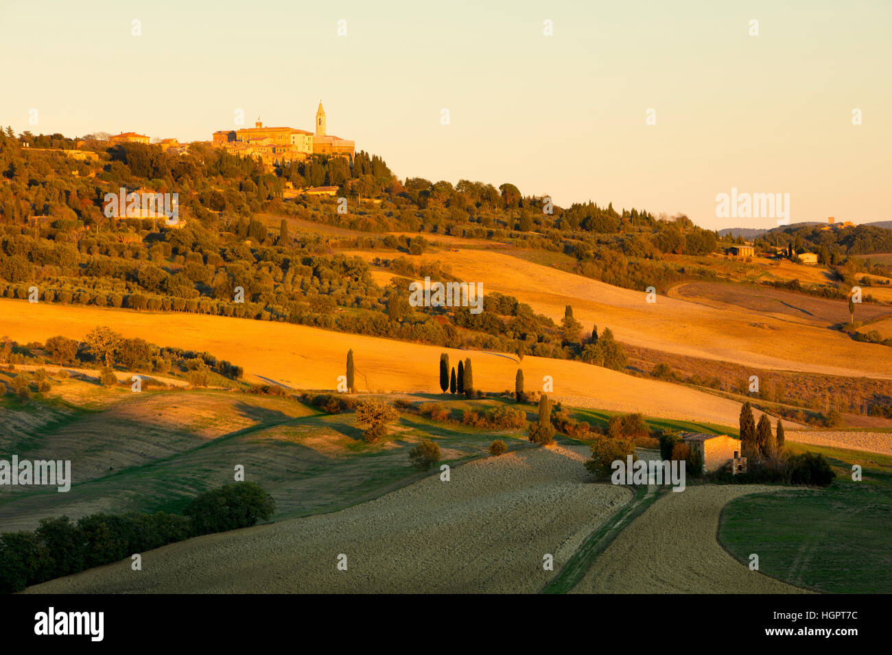 Nel tardo pomeriggio la luce solare sulla città di Pienza e il paesaggio della Val d'Orcia, Toscana, Italia Foto Stock