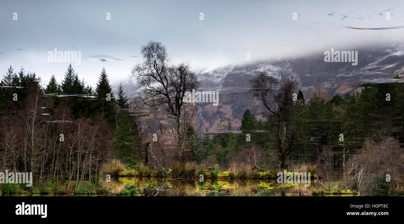 Glencoe Lochan ricoperto di ghiaccio specchio di produrre simili riflessioni, Scotland, Regno Unito Foto Stock