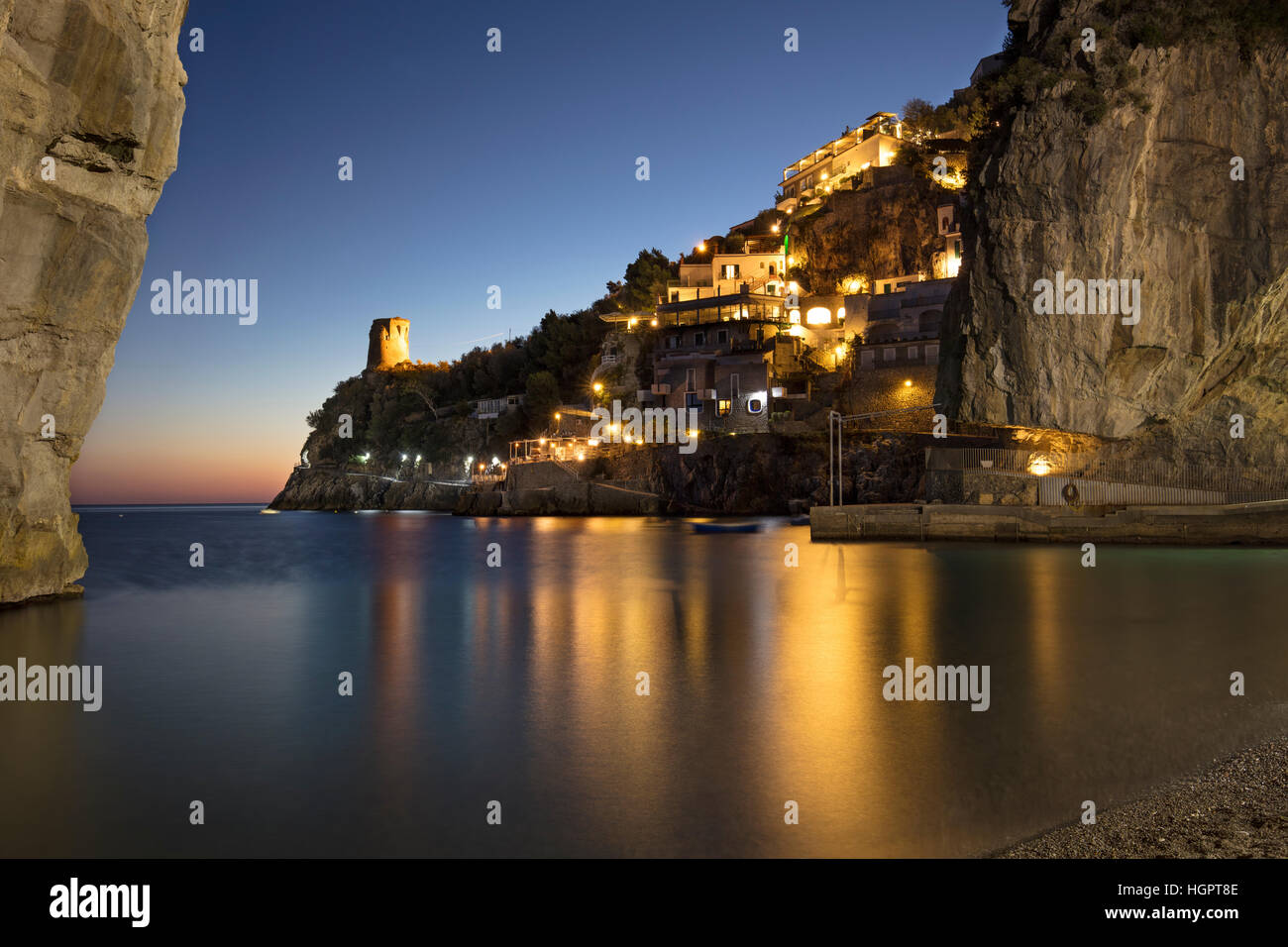 Twilight sopra la piccola spiaggia di Marina di Praiano con Torre a Mare al di là, Praiano, Campania, Italia Foto Stock