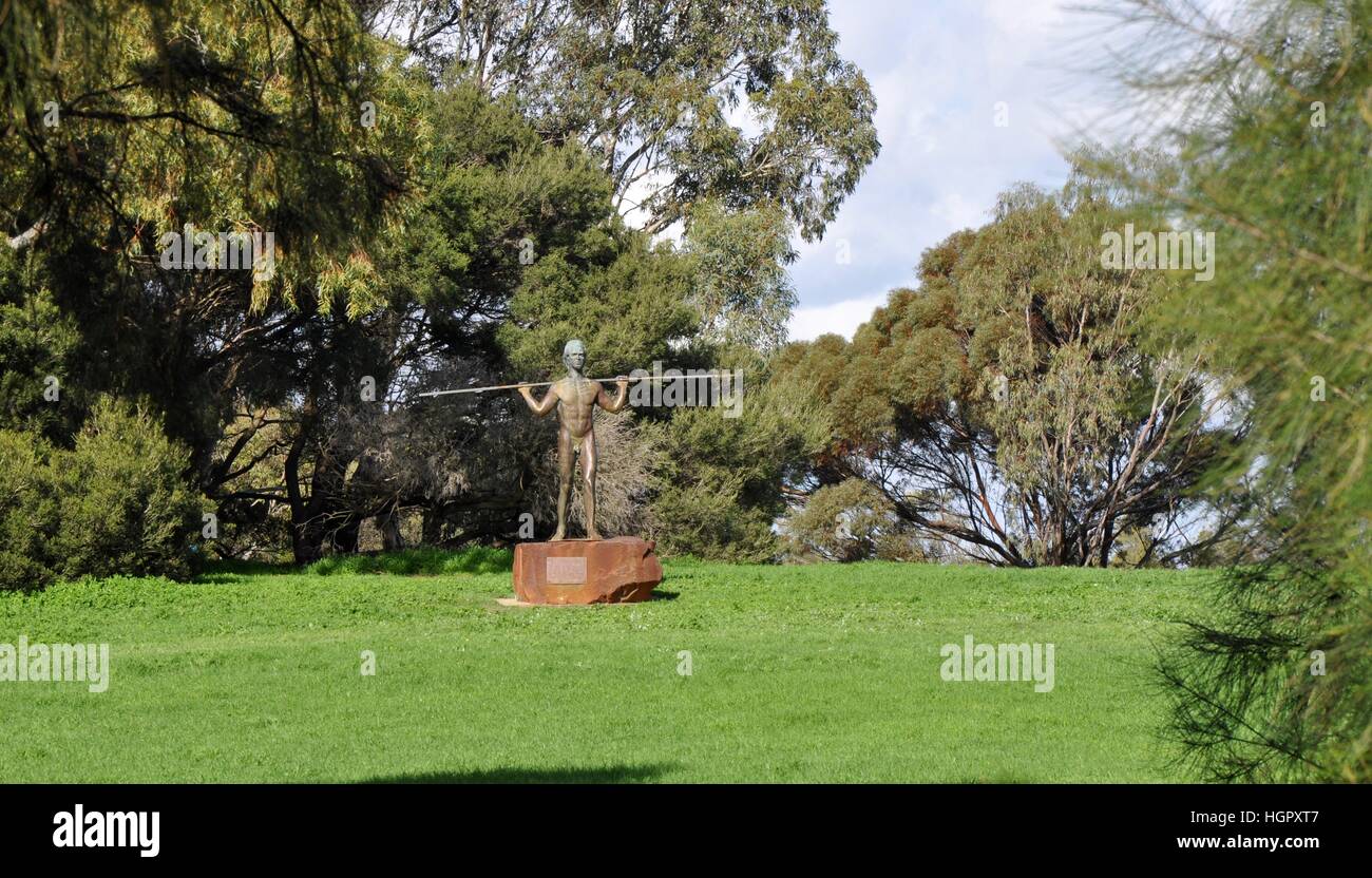 Yagan della statua di un guerriero aborigeni nella naturale lussureggiante di riserva a Heirisson isola in Perth, Western Australia. Foto Stock