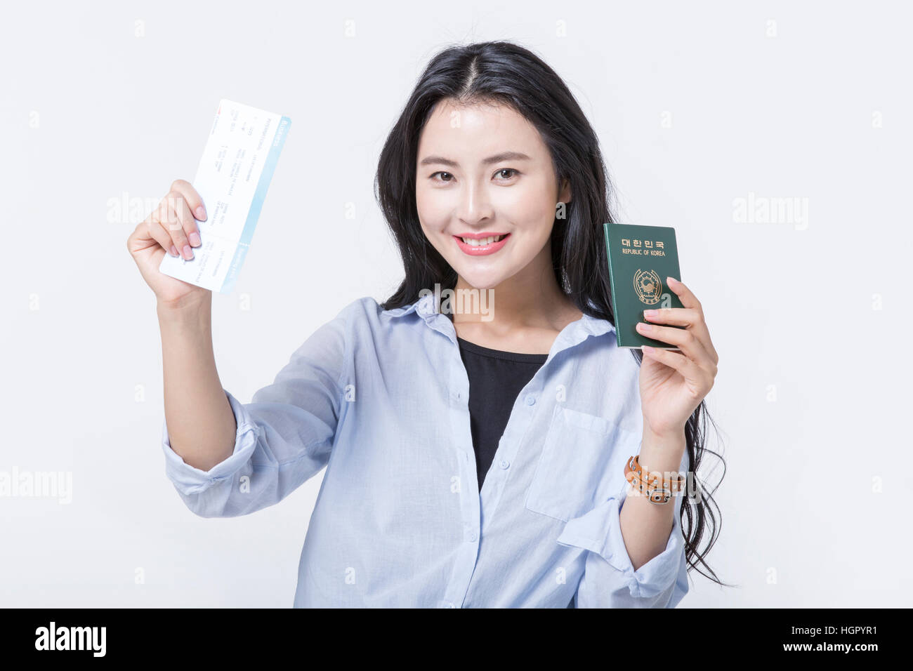 Ritratto di giovane donna con il passaporto e il biglietto aereo Foto Stock