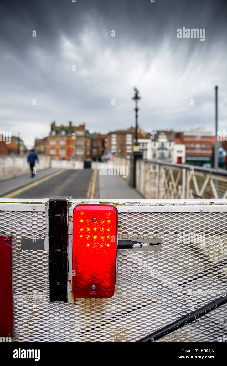 Luce rossa sulla barriera stradale presso il ponte girevole Whitby, North Yorkshire, Inghilterra, Regno Unito Foto Stock