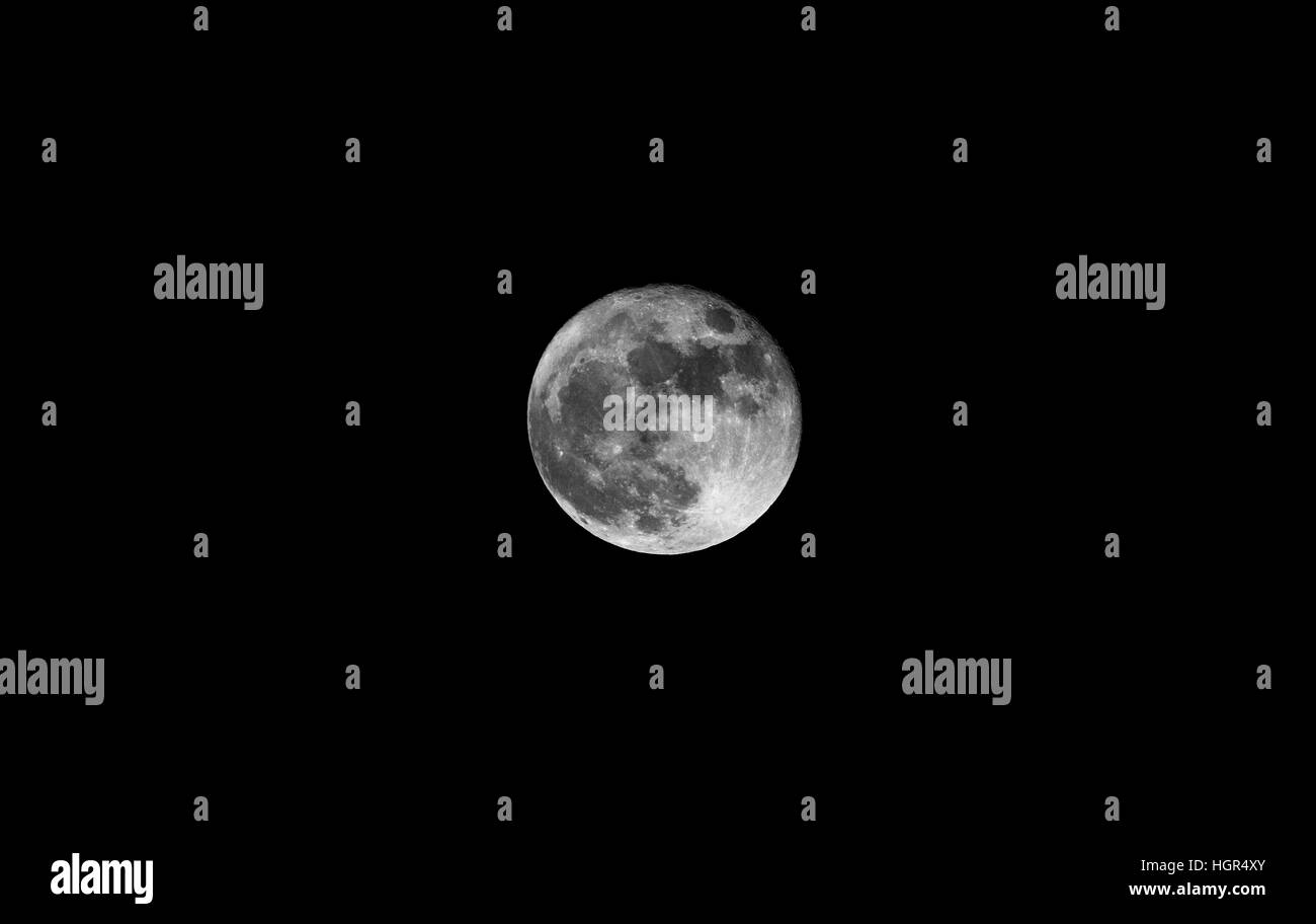 Un grande e luminoso luna piena Foto Stock