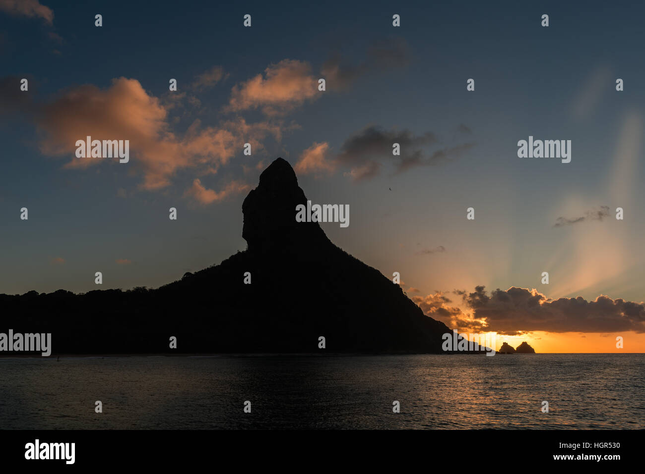 Il Brasile, Oceano Atlantico, Fernando de Noronha, tramonto al Morro pico , al di sopra del Ilhas Bois Irmaos, il fratello gemello isole Foto Stock