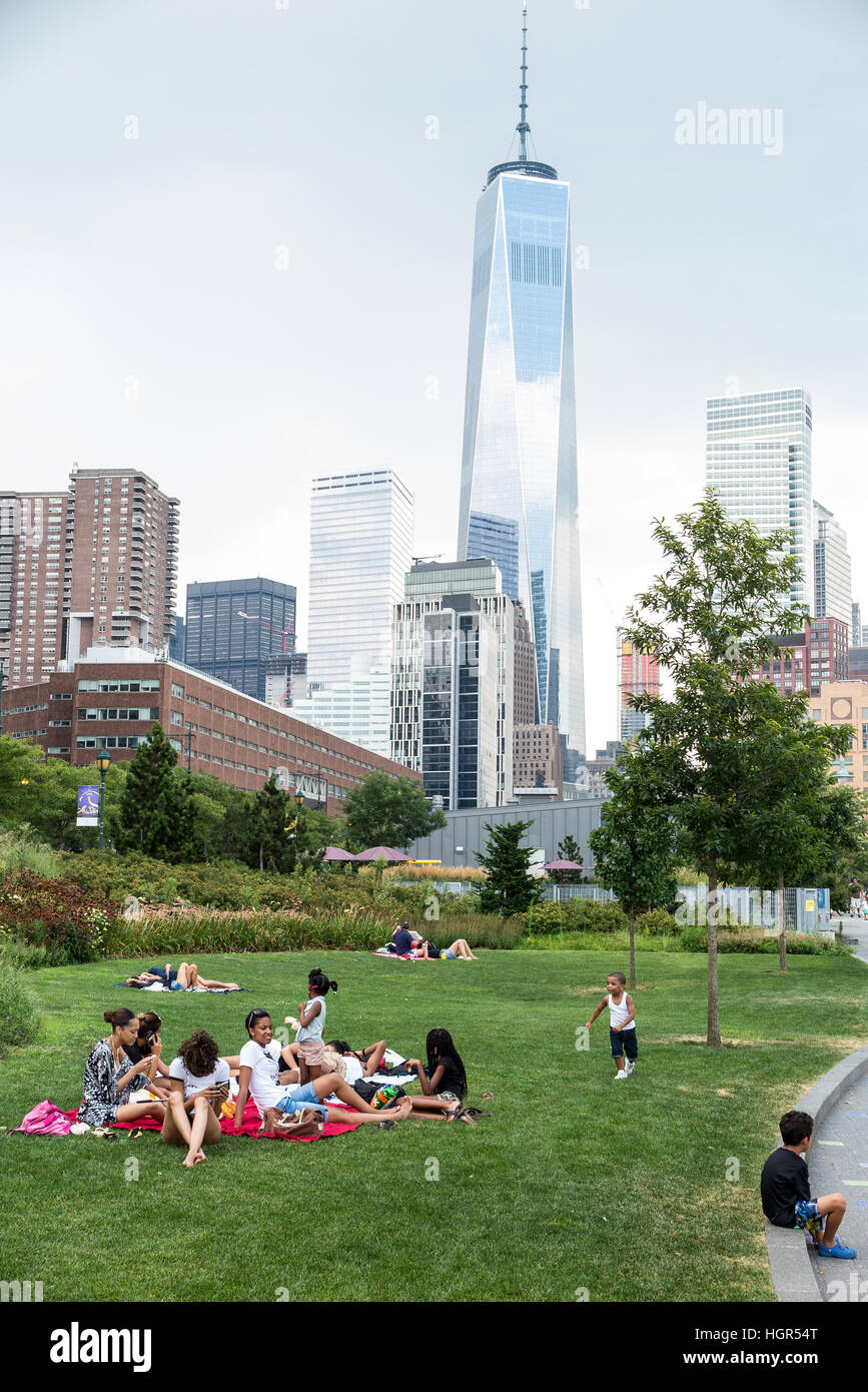 Per coloro che godono di un giorno fare picnic su un prato a New York City con One World Trade Center building in background Foto Stock