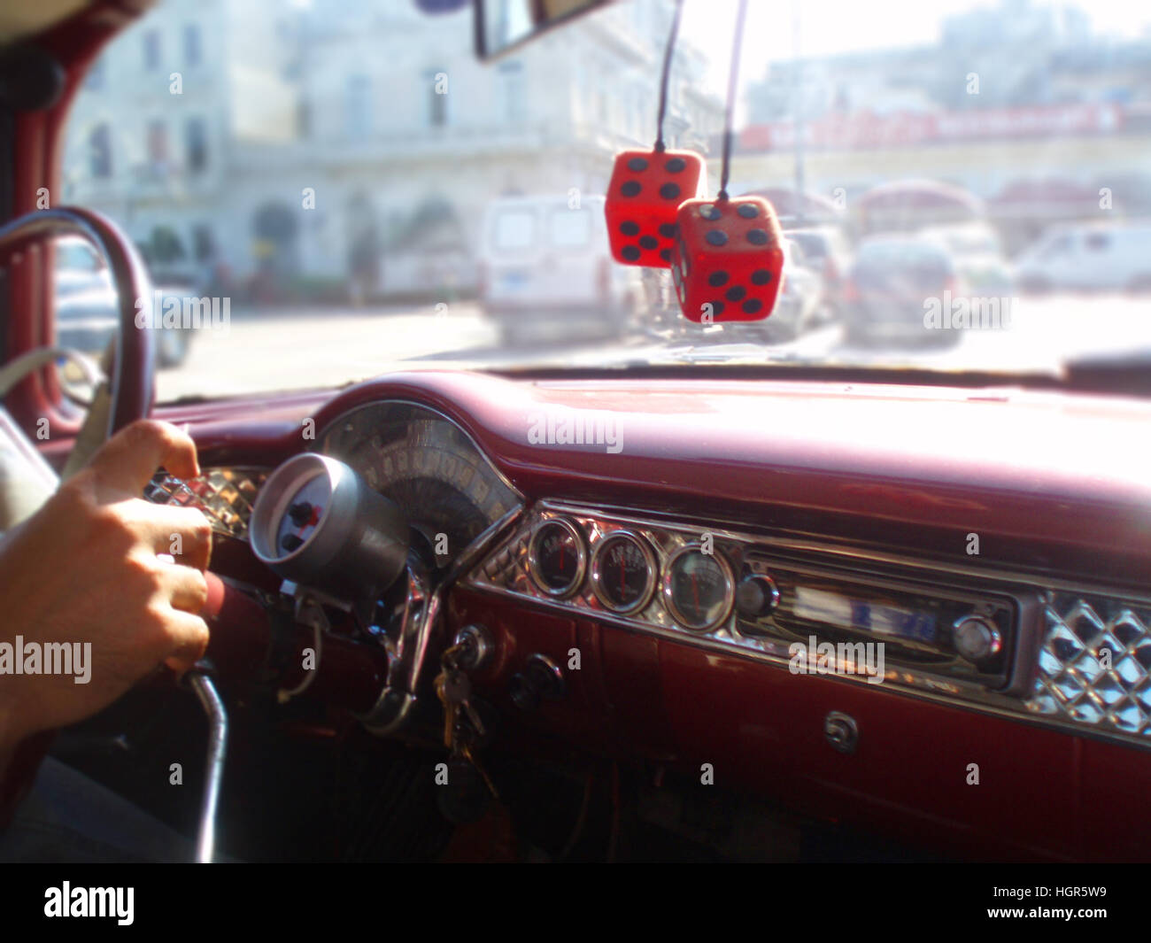 Vintage in auto attraverso l'Avana Foto Stock
