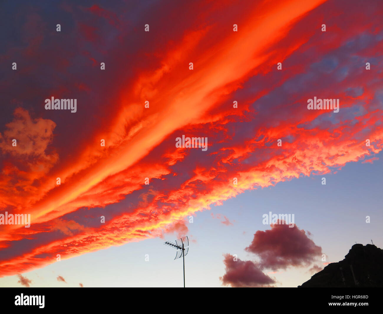 Meteo colorati parte anteriore sopra i tetti di villaggio in Andalusia Foto Stock