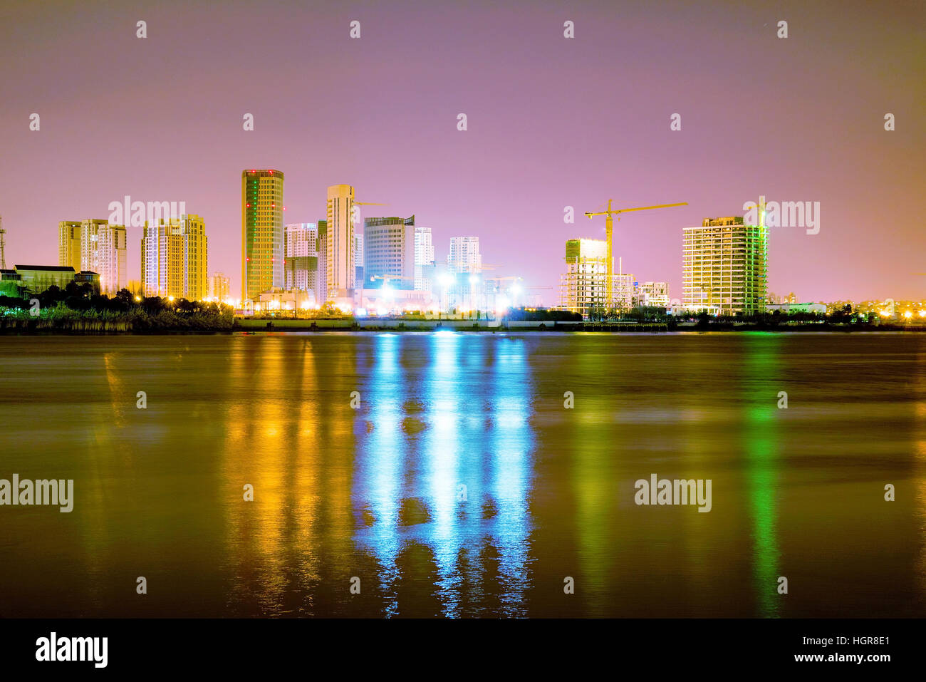 Vista di edifici lungo il fiume Huangpu da ovest bund Foto Stock