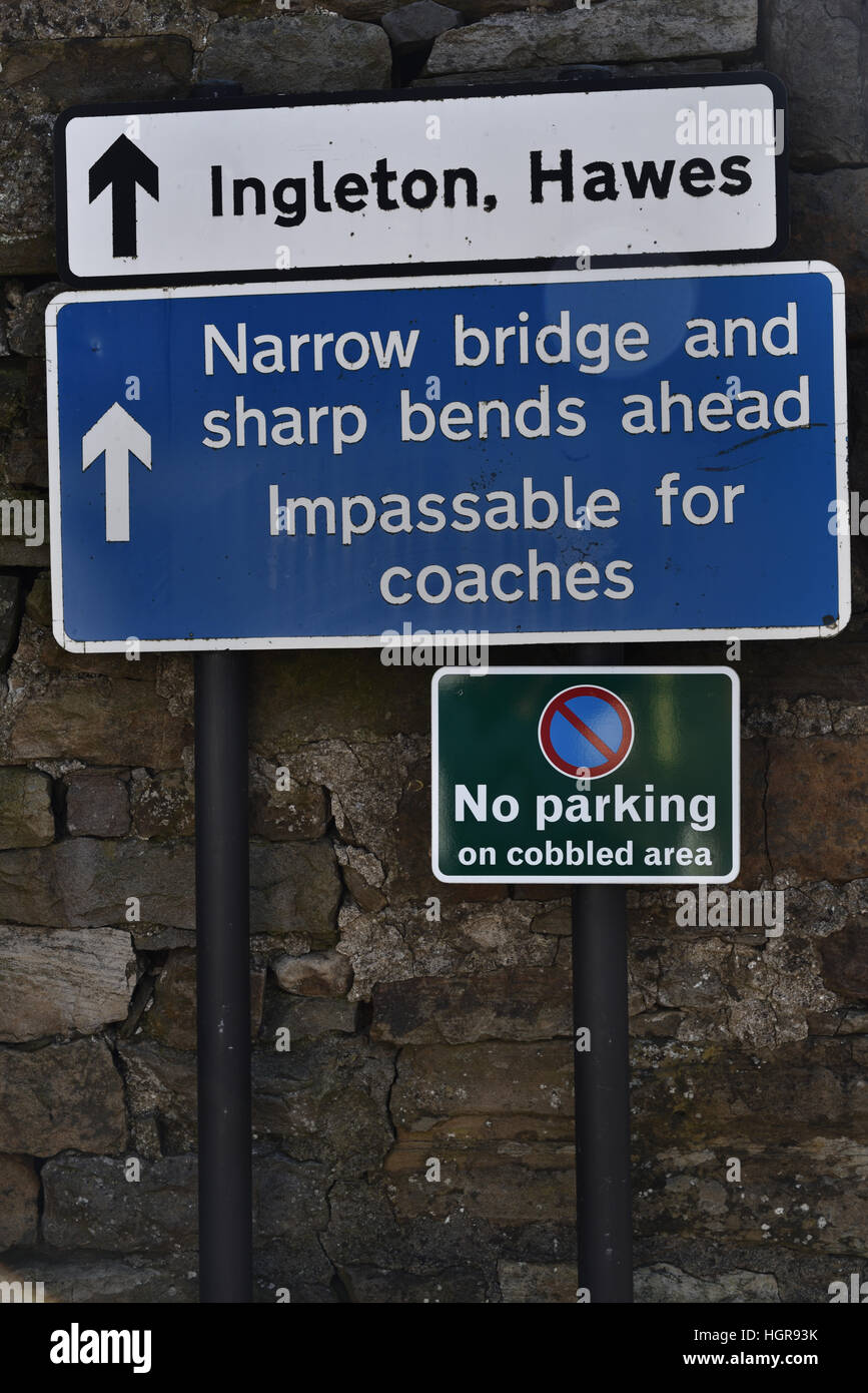 Le informazioni sul traffico di segni, Dent village, Yorkshire Dales National, Parco, Cumbria, Inghilterra, Regno Unito. Foto Stock