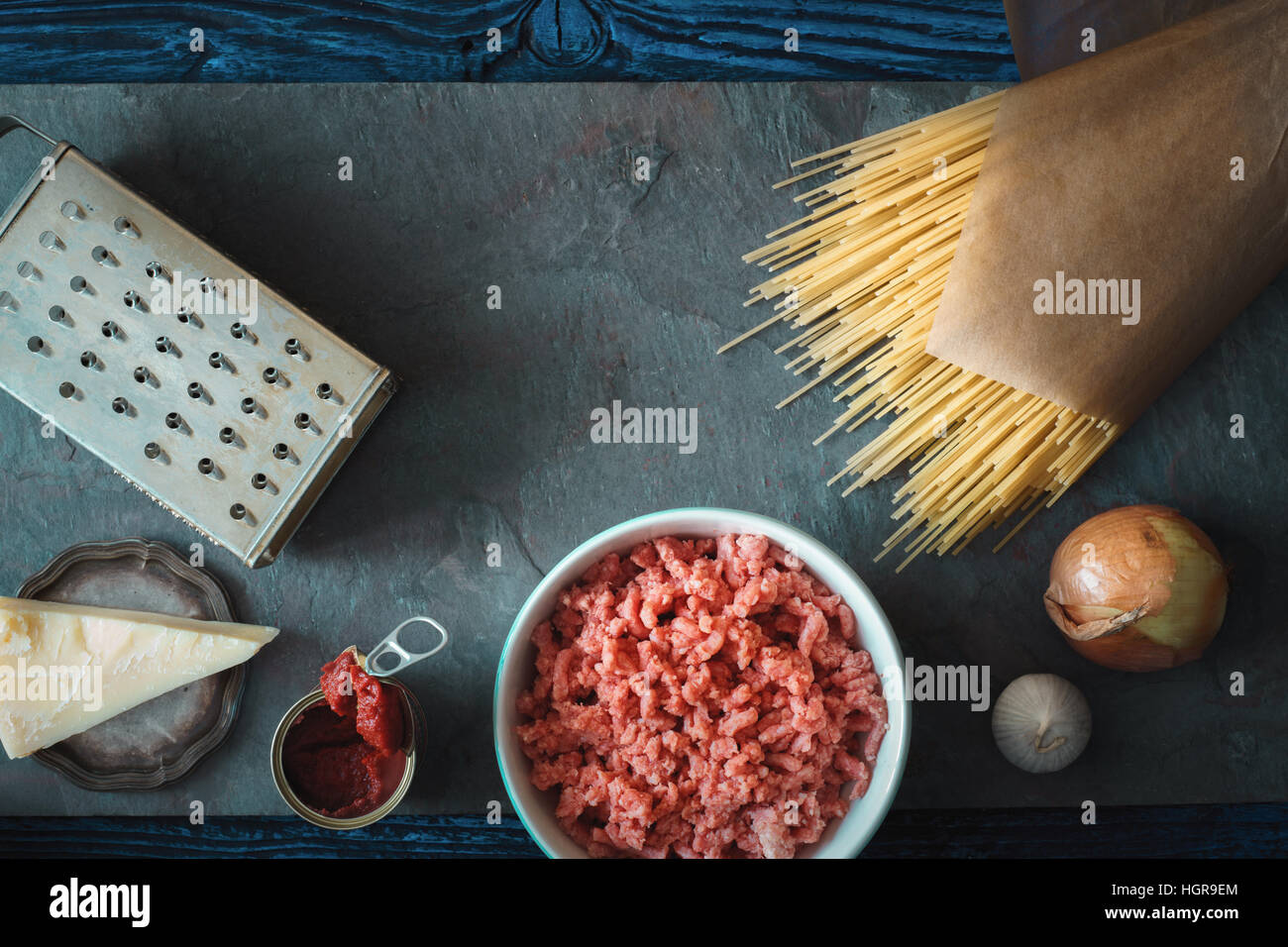 Ingredienti per spaghetti con polpette sulla pietra orizzontale di sfondo Foto Stock