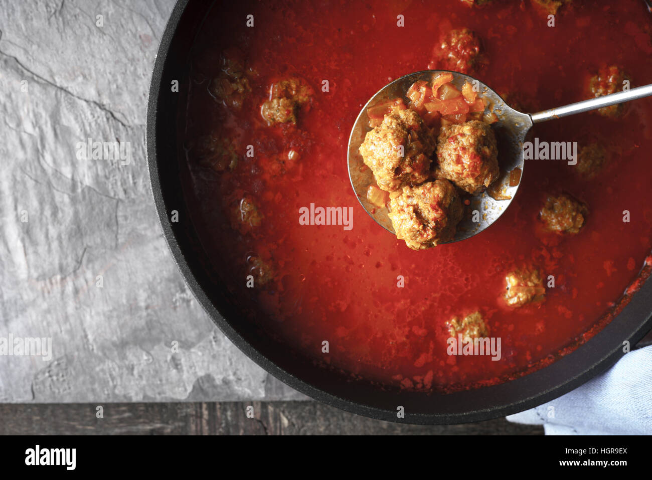 Polpette con la salsa di pomodoro in padella sulla pietra di sfondo vista superiore Foto Stock