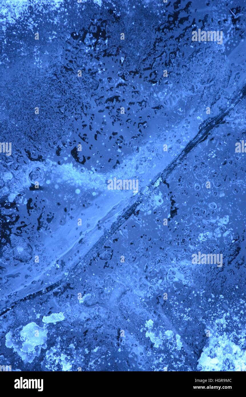 In prossimità di una spaccatura nel lago di ghiaccio Foto Stock