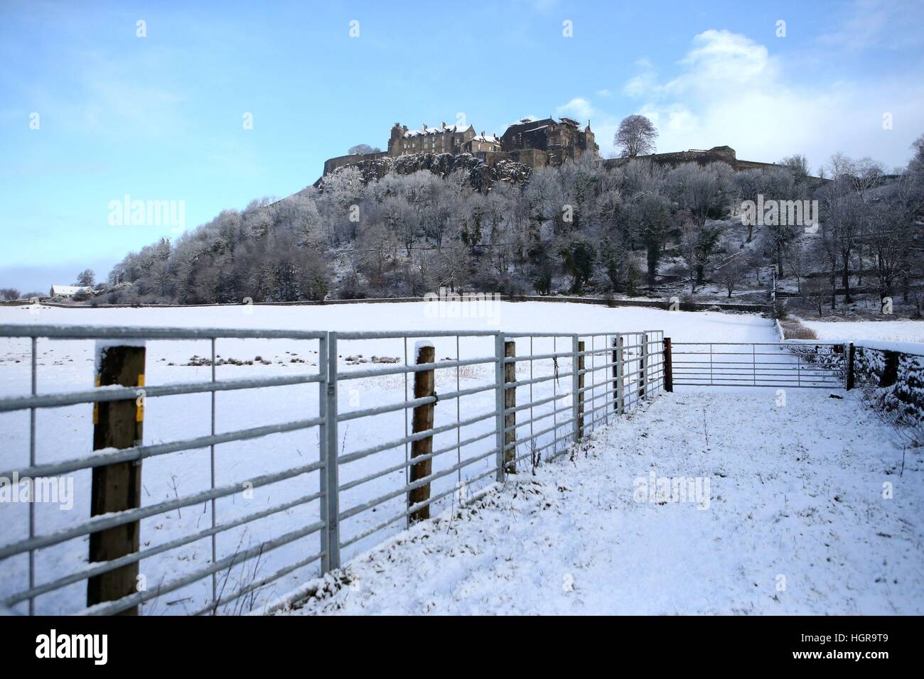 Castello di Stirling nella neve, come condizioni di bizzard sono impostati per spazzare dentro, portando 'un vero assaggio di inverno in tutto il Regno Unito'. Foto Stock