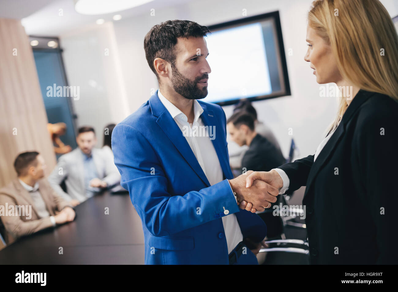 La gente di affari stringono le mani in un moderno ufficio conferenza Foto Stock