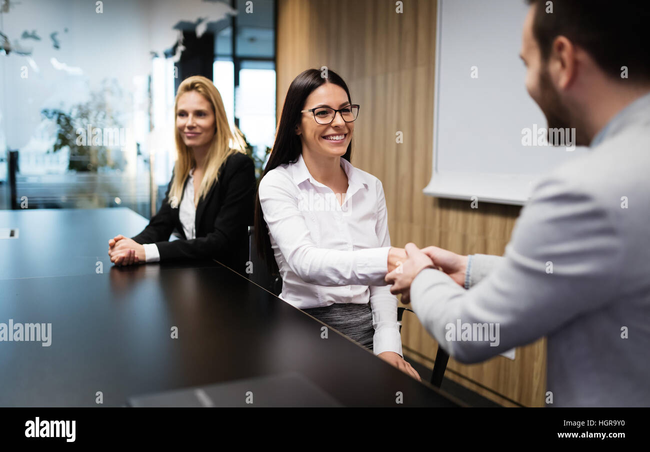 La gente di affari stringono le mani in un moderno ufficio conferenza Foto Stock
