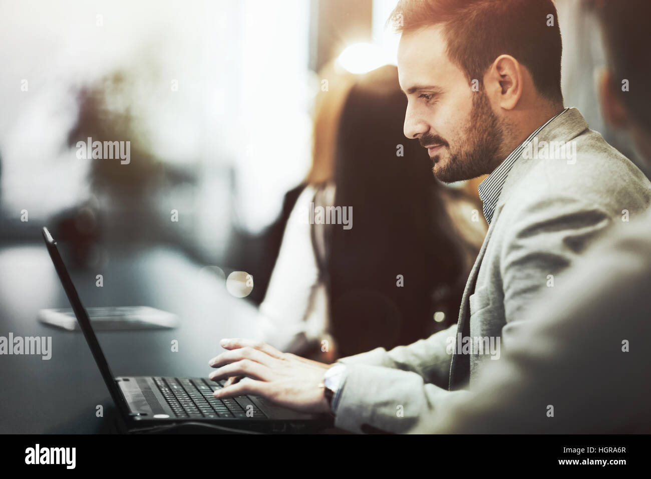 Programmatore di lavoro e di sviluppo di software in Office sul computer portatile Foto Stock