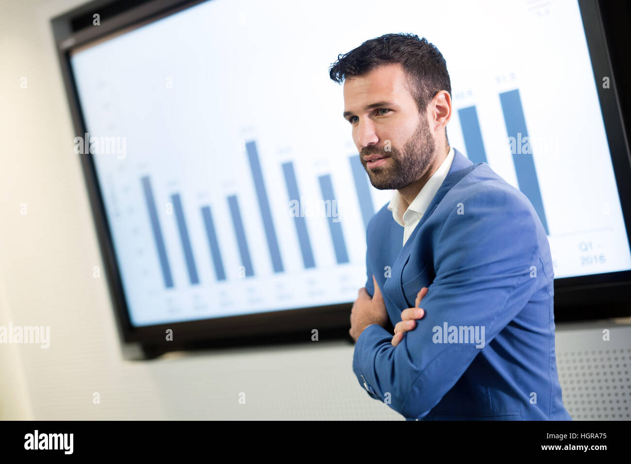 Business spiegando accademico statistiche visualizzate sulla mappa Foto Stock