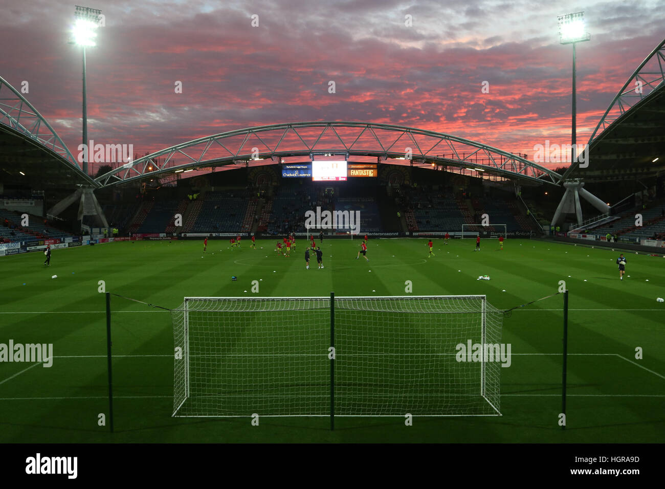 Il sole tramonta su John Smith's Stadium a Huddersfield prima di kick off nel cielo scommessa campionato pareggio tra huddersfield town e rotherham uni Foto Stock