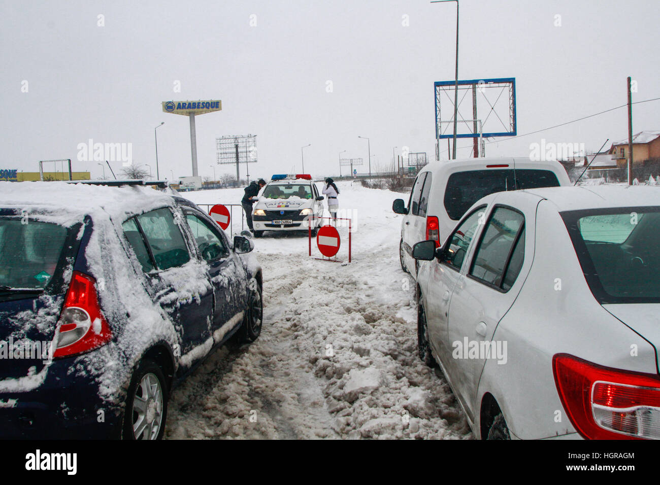Autostrada 2, Romania, Dicembre 29, 2014: La polizia ha bloccato l'entrata sulla autostrada 2, la principale via commerciale che collega Bucarest a Bla Foto Stock