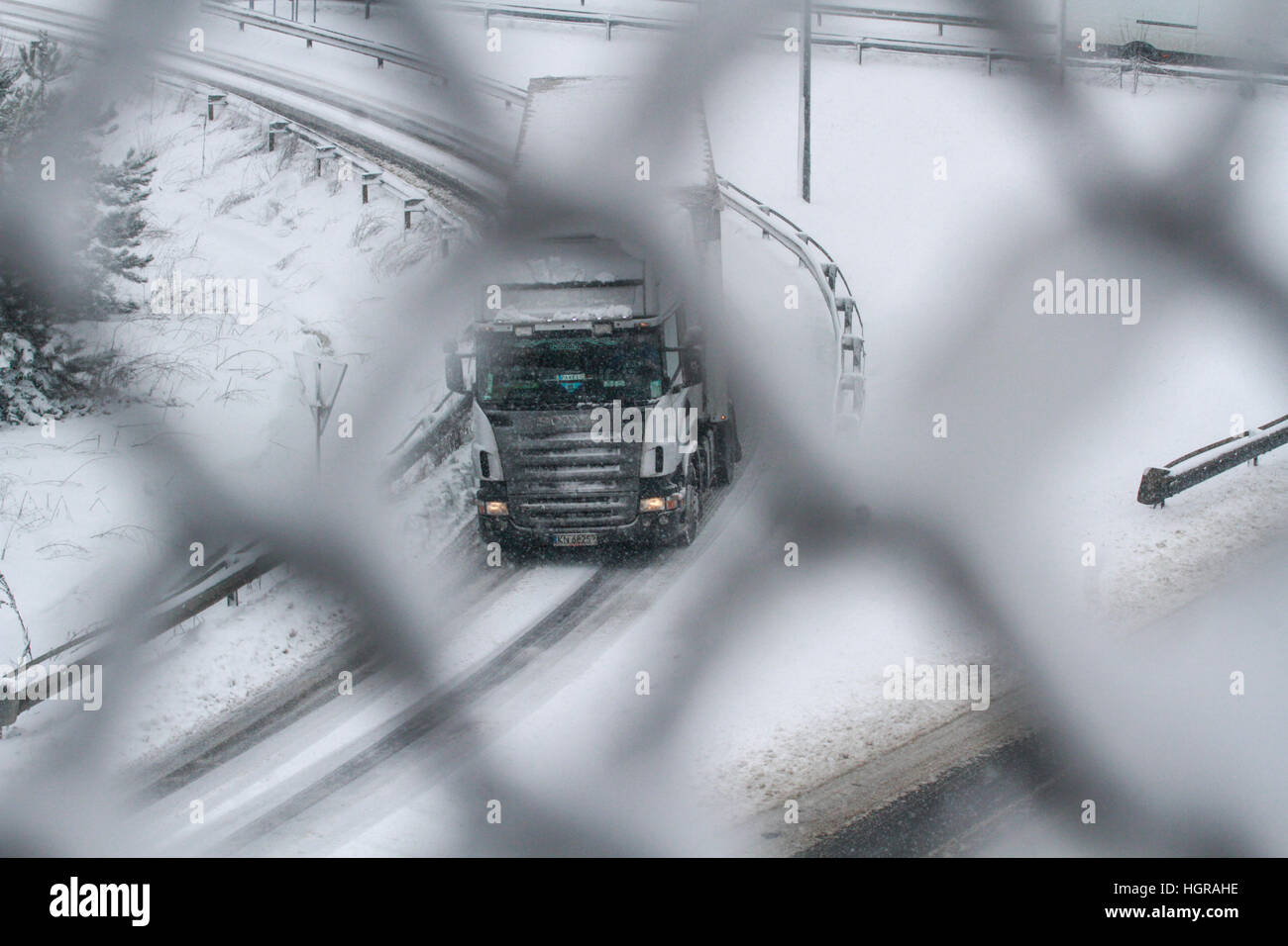 Autostrada 2, Romania, Dicembre 29, 2014: un carrello è passando sulla autostrada A2, la principale via commerciale che collega Bucarest per il Mar Nero por Foto Stock