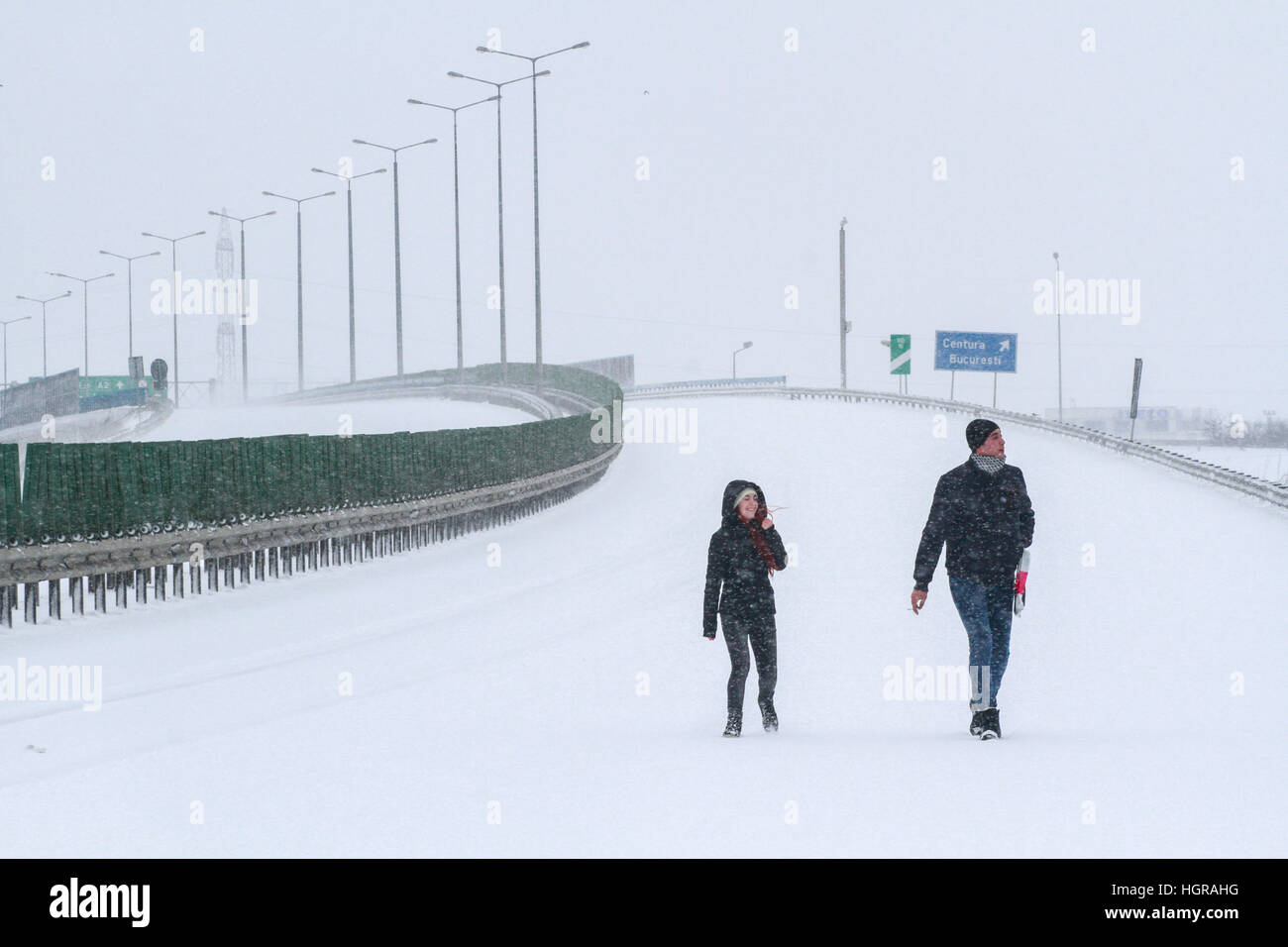 Autostrada 2, Romania, Dicembre 29, 2014: un giovane sta camminando sulla autostrada A2, la principale via commerciale che collega Bucarest per il Mar Nero po Foto Stock