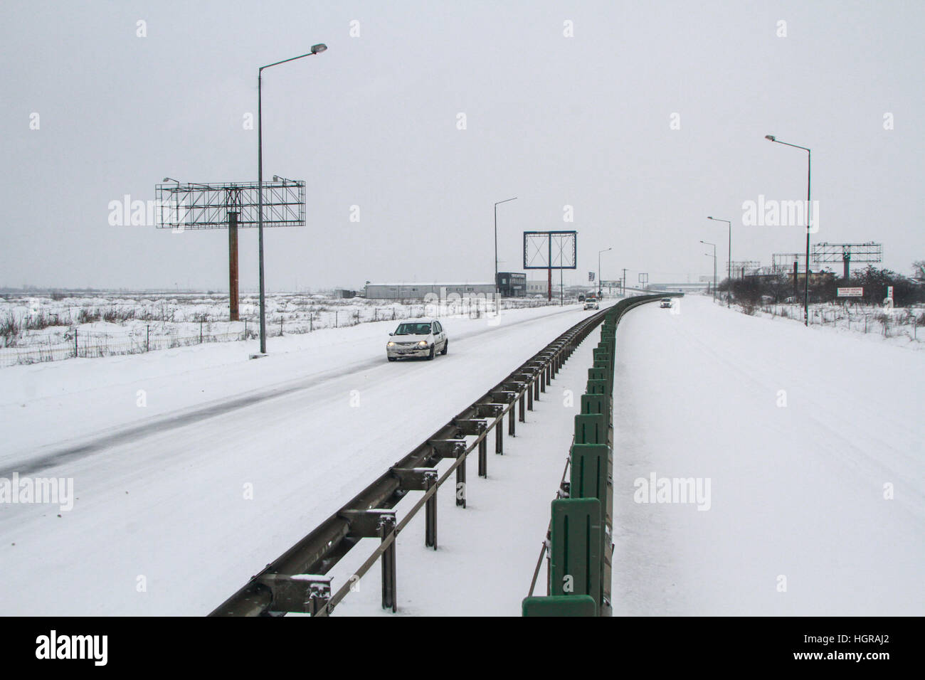 Autostrada 2, Romania, Dicembre 29, 2014: automobili sono passando sulla autostrada A2, la principale via commerciale che collega Bucarest per il Mar Nero porta, Foto Stock