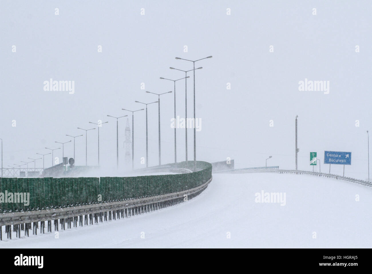 Autostrada 2, Romania, Dicembre 29, 2014: l'autostrada A2, la principale via commerciale che collega Bucarest per il Mar Nero porto di Constanta, chiusa d Foto Stock