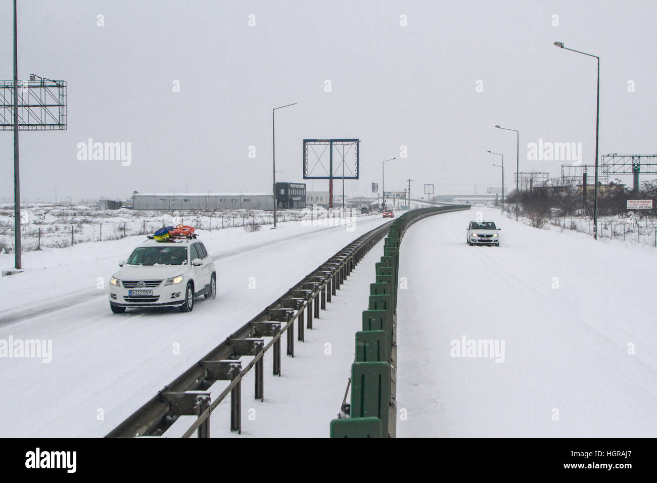 Autostrada 2, Romania, Dicembre 29, 2014: automobili sono passando sulla autostrada A2, la principale via commerciale che collega Bucarest per il Mar Nero porta, Foto Stock