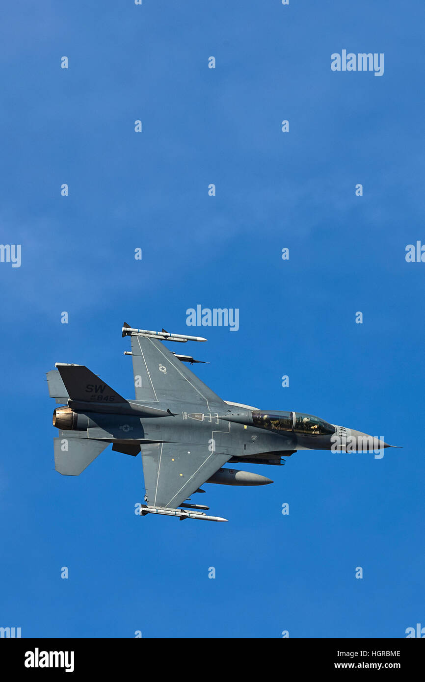 United States Air Force F-16D, Fighting Falcon, Bancario su California. Foto Stock