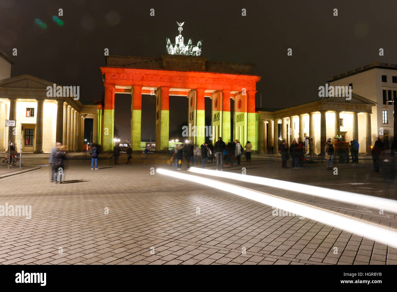Impressionen: das Brandenburger Tor wird dieses mal in den deutschen Nationalfarben beleuchtet: Illuminierung des Berliner Wahrzeichens nach dem islam Foto Stock