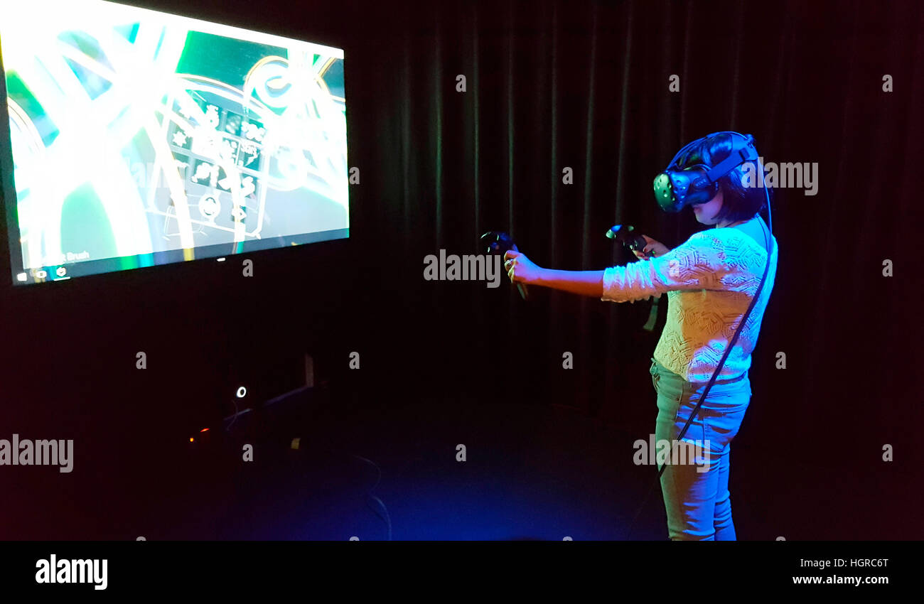 Eine Frau probt die virtuelle Realitaet mit einer 'Datenbrille', Berlino. Foto Stock